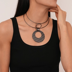 Macro detail van de gunmetal dubbellaagse halsband met rond gevlochten textuur hanger