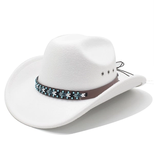 Dettaglio cappello cowboy in feltro bianco con fascia etnica in perline e fori d'aria
