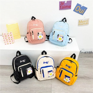 Collection de cinq sacs à dos colorés pour enfants avec texte Swag et fleurs de marguerite