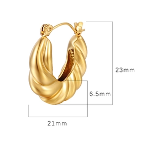Gold twisted hoop earrings in 18K plated stainless steel measuring 23mm x 21mm x 6.5mm