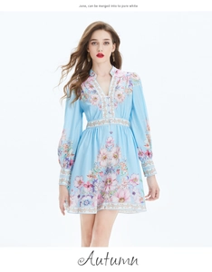 Détail d'une robe en lin à col en V avec manches lanternes et imprimé fleuri bleu