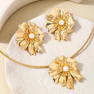 Set gioielli con collana a fiore in metallo dorato e orecchini di perle per banchetti