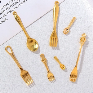 Vue détaillée de 7 breloques miniatures en métal doré pour la création de bijoux DIY