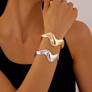 Minimalist metallic wavy geometric bracelet set in polished gold and silver finish
