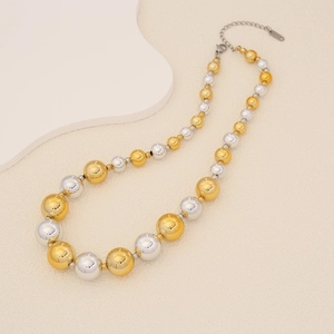 Detail einer geflochtenen Gold- und Silber-CCB-Perlenkette mit poliertem Metallic-Finish