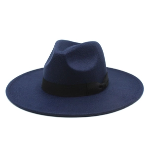 Detail eines dunkelblauen Fedora-Hutes aus Wolle mit schwarzem Satinband und Schleife
