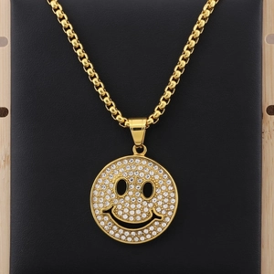 Ciondolo con faccina sorridente dorata e strass su catena in acciaio inossidabile