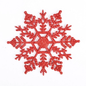 Détail d'un flocon de neige rouge scintillant pour décoration de sapin de Noël
