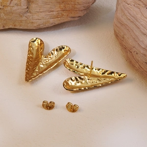 18k gold plated stainless steel V-shaped heart earrings with hammered texture on rock