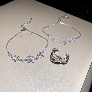 Bracelet scintillant avec breloques fleurs et cœurs et fermoir coulissant réglable