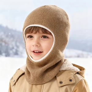 Détail de cagoule tricotée kaki pour enfant avec doublure polaire blanche douce