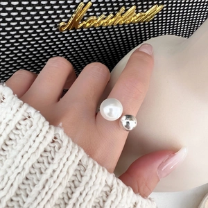 Eleganter verstellbarer S925 Sterling Silber Ring mit weißer Perle und Metallkugel
