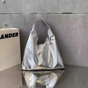 Grand cabas minimaliste en cuir PU métallisé argenté avec une structure souple