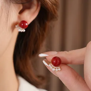 Eleganti orecchini a perno placcati oro 18k con perle rosse e zirconi per le donne
