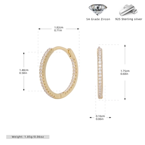 Détail de boucles d'oreilles créoles en argent S925 doré avec pavage en zircone cubique