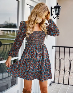 Détail de la robe à fleurs à volants avec col carré et manches longues bleu marine