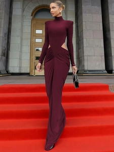 Abito lungo bordeaux elegante con maniche lunghe, collo alto e dettagli cut-out laterali