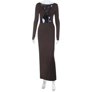 Ensemble en maille marron foncé ajusté avec découpe élégante à la taille
