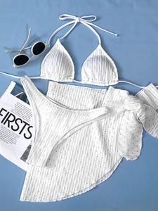 Flachbild von weißem dreiteiligen Bikini-Set mit transparentem Netzrock und Noppenstoff