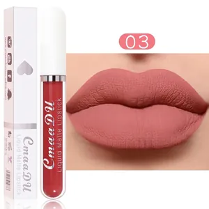 Rouge à lèvres liquide mat teinte 03 avec fini longue durée et essai sur les lèvres