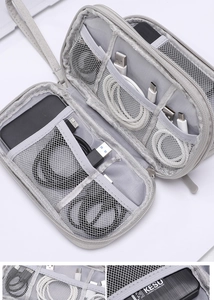 Organisateur électronique gris à double couche avec poches en filet et élastiques