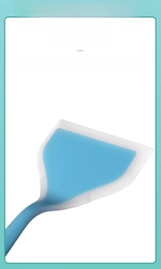 Détail de la spatule en silicone bleu translucide avec un design monobloc sans soudure