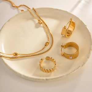 Détails de l'ensemble collier double couche plaqué or 18k avec créoles et bague réglable