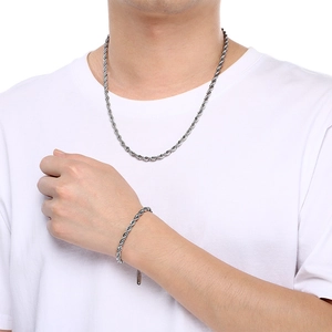 Gros plan sur l'ensemble collier et bracelet à chaîne torsadée argentée pour hommes