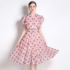 Rosa gepunktetes Chiffon-Midikleid mit Volantärmeln und lila Schnallengürtel im Studio