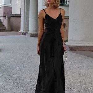 Robe longue en satin noir élégante avec col en V, dos nu et finition soyeuse