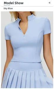 Dettaglio del set da tennis azzurro con top con zip e gonna a pieghe su modella