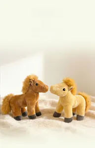 Détail de poneys en peluche marron et beige avec une texture douce à poils longs
