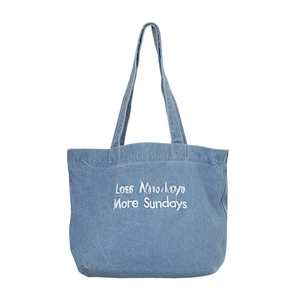 Grand sac cabas en jean bleu avec broderie texte Less Mondays More Sundays
