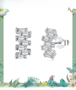 Détail macro de boucles d'oreilles en argent S925 avec zircons trapèzes clairs