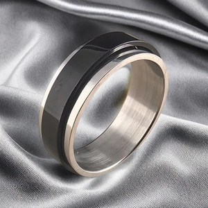 Detailansicht eines drehbaren Rings aus Titanstahl mit schwarzer Einlage auf Satin