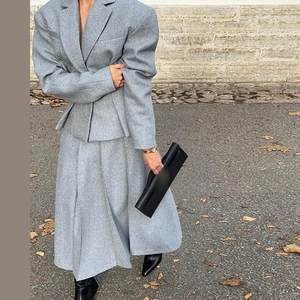 Ensemble tailleur deux pièces femme avec veste en laine gris foncé et jupe longue plissée
