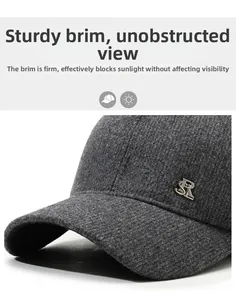 Vue détaillée de la casquette en laine grise avec logo SR en métal argenté