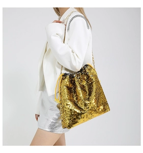 Détail du sac seau à paillettes dorées avec cordon de serrage et fine bandoulière