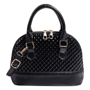 Sac coquille noir tendance avec texture gaufrée en nid d'abeille et détails dorés