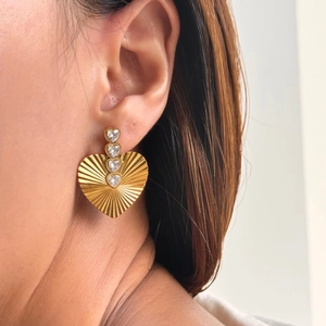Golden heart-shaped drop earrings with radiant engraving and four clear zircons