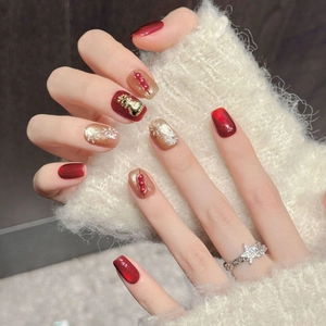 Uñas postizas Maneki Neko hechas a mano en rojo y dorado con copos de nieve