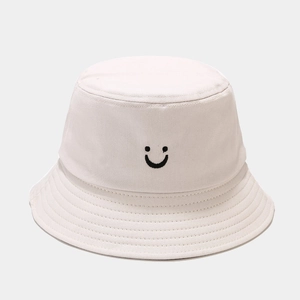 Détail du smiley brodé sur un bob en coton beige avec surpiqûres de qualité