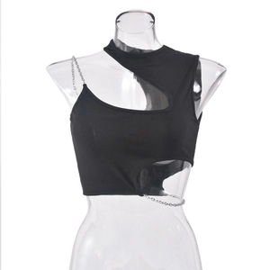 Detail von schwarzem geripptem Crop-Top mit silberner Metallkette und asymmetrischem Schnitt