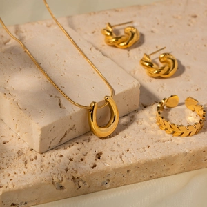 18K gold plated stainless steel jewelry set with horseshoe necklace and hoop earrings