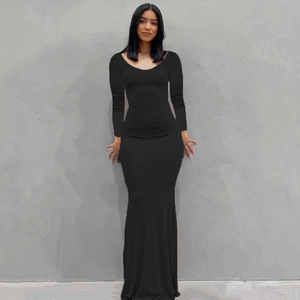 Elegante vestido largo negro de manga larga ajustado con cuello redondo y dobladillo sirena