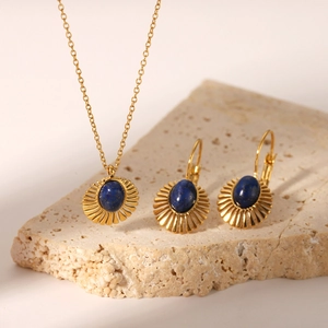 Parure de bijoux en titane plaqué or 18K avec design soleil et pierres bleues