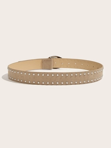 Détail de la ceinture en daim avec double rangée de rivets et boucle métallique