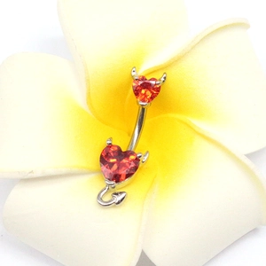 Piercing nombril cœur diable argenté avec zircon rouge sur fleur de frangipanier