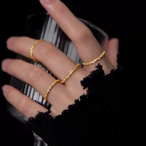 Anelli minimalisti impilabili in argento S925 con finitura dorata e trama martellata