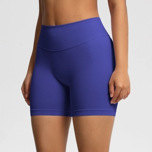Vue détaillée du short de compression sans couture à taille haute avec ceinture côtelée